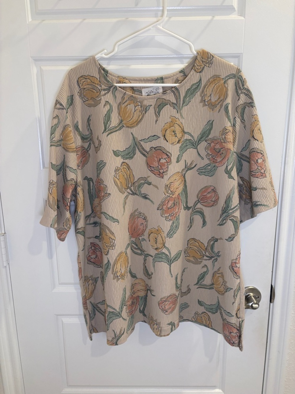 Vintage Floral Textured Blouse Beige Tulip Print Short Sleeve Top